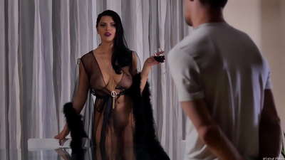 دعت الفاسقة كيرا كوين جارتها لتناول الشاي ومارس الجنس معه على مائدة العشاء