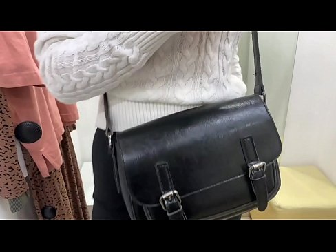 ❤️ الاستمناء العلني للعاهرة الصغيرة FeralBerry مع دسار في غرفة القياس اللعين